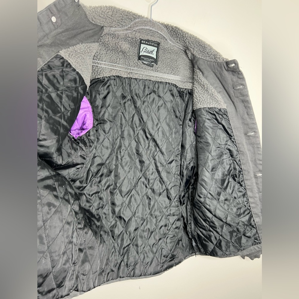 Beautiful Giant Men’s Jacket. Gray Sherpa collar style trucker button up jacket. - Picture 4 of 6
